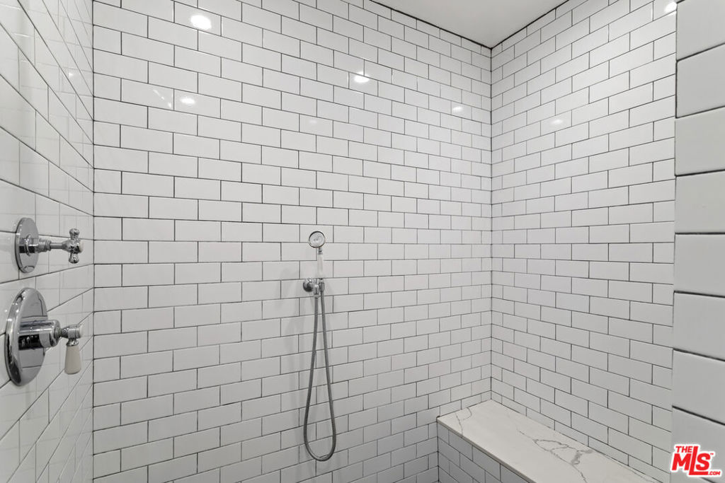 https://media.crmls.org/mediaz/435f97b7-8624-4045-8647-fbf7cb01fdec.jpg?preset=X-Large