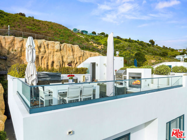 22065 Pacific Coast Highway, Malibu CA: https://media.crmls.org/mediaz/43602ff1-cc82-4d67-aeda-01fb96ce8363.jpg