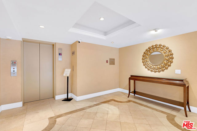 321 N Oakhurst Drive, Beverly Hills CA: https://media.crmls.org/mediaz/4360839e-8ad4-4a7f-94ea-4006d33e36fe.jpg