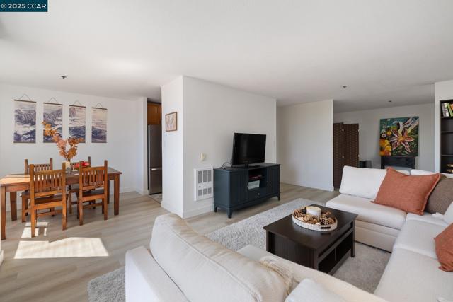 555 Pierce St, Albany CA: https://media.crmls.org/mediaz/43609713-9215-47ec-8a55-545147afef98.jpg