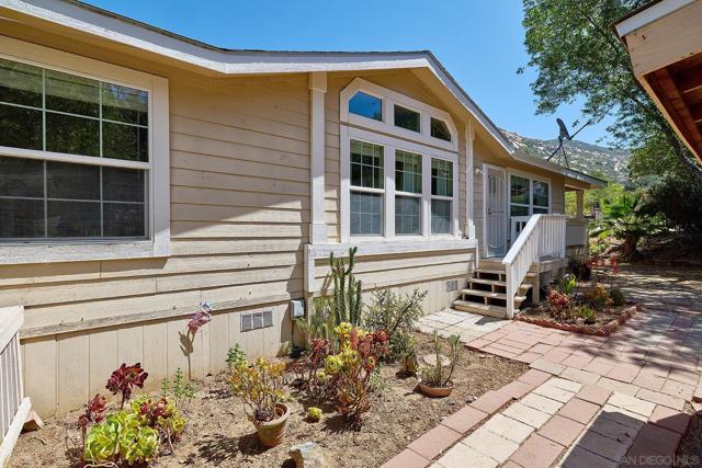 14625 Mussey Grade Rd, Ramona CA: https://media.crmls.org/mediaz/4360d558-ddc8-462c-a385-4c003f310c02.jpg