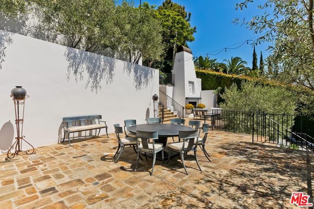 2420 Chislehurst Drive, Los Angeles CA: https://media.crmls.org/mediaz/4360e4a6-5c88-4ef0-8906-b83357b54d4c.jpg
