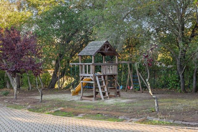 12272 Windsor Court, Los Altos Hills CA: https://media.crmls.org/mediaz/43611817-19e8-49d8-86c9-a4b1e4ecf8e5.jpg