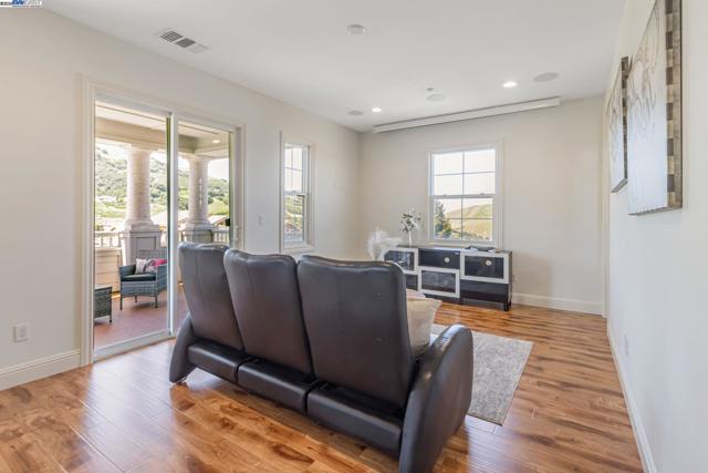 548 Wycombe Ct, San Ramon CA: https://media.crmls.org/mediaz/43613f3e-e025-4a4e-b5ac-8457b356bed7.jpg