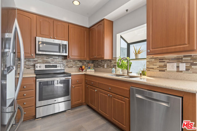 310 Tahiti Way, Marina del Rey CA: https://media.crmls.org/mediaz/43629f64-2856-49d4-80dd-a3db5d3264dd.jpg