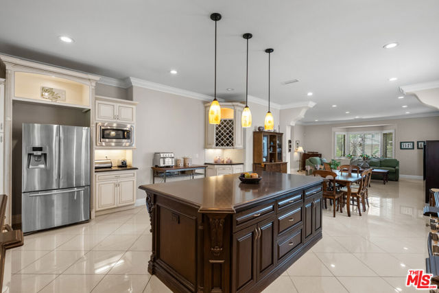 5767 Lasaine Avenue, Encino CA: https://media.crmls.org/mediaz/4362c0d8-cb21-453c-aa66-ed6caa2df68a.jpg