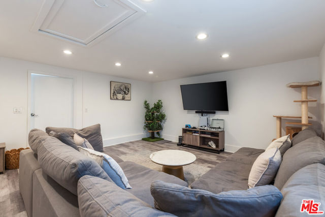 10315 Fairgrove Avenue, Tujunga CA: https://media.crmls.org/mediaz/43630f52-d57e-4dc7-a36d-6fcfc25cdd14.jpg