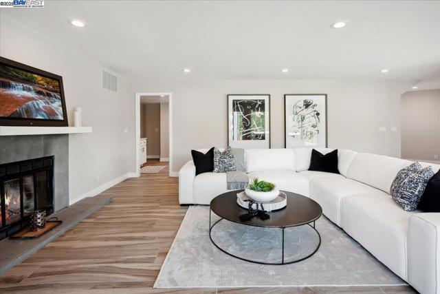 325 Bollinger Estates Ct, San Ramon CA: https://media.crmls.org/mediaz/43634fef-34d5-4a22-a1b0-47177b9ff124.jpg