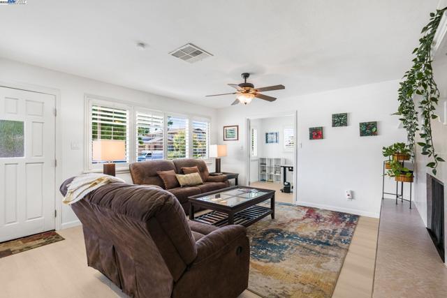 548 Sonoma Ave, Livermore CA: https://media.crmls.org/mediaz/4365ec6c-ecd2-44a9-87ff-0c89989d7f72.jpg