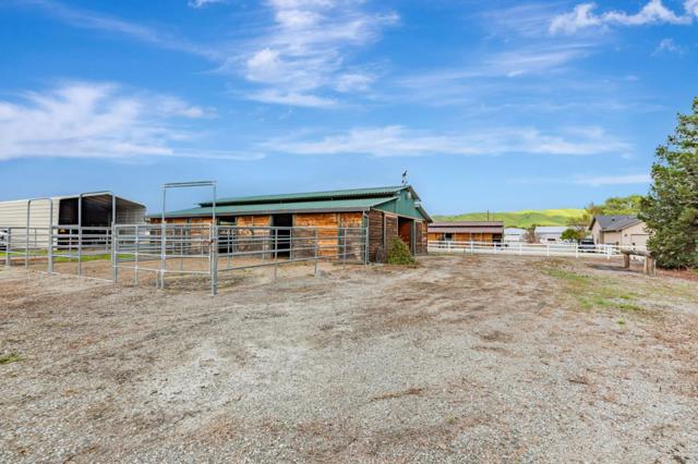 560 Tevis Trail, Hollister CA: https://media.crmls.org/mediaz/43669ad8-059b-42ba-827c-10c51f2261d9.jpg