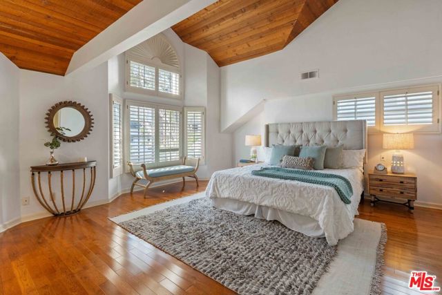 134 Roma Court, Marina del Rey CA: https://media.crmls.org/mediaz/4366e127-a297-4b14-bf96-c8e3eb96caf4.jpg