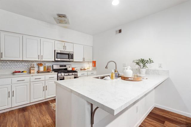 12364 Carmel Country Rd, San Diego CA: https://media.crmls.org/mediaz/43673912-0e20-4ecc-adb5-cfbaacef463d.jpg