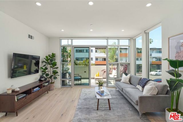 8210 Fountain Avenue, West Hollywood CA: https://media.crmls.org/mediaz/4368cf44-b71d-4d83-b2c9-d0c5ca244e7b.jpg
