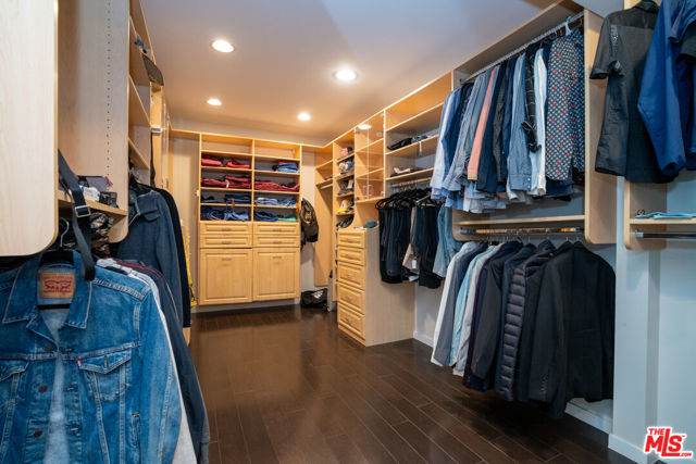 3865 Buena Park Drive, Studio City CA: https://media.crmls.org/mediaz/4369aa0f-a1b2-4831-83d1-4410babd237d.jpg
