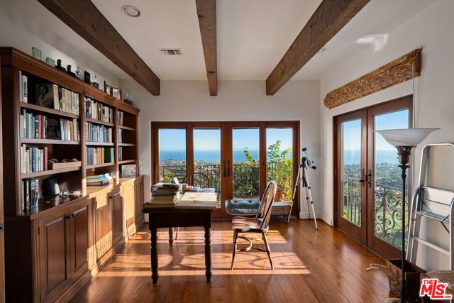 1476 Via Cresta, Pacific Palisades CA: https://media.crmls.org/mediaz/4369d899-25af-455a-8336-83a75298be20.jpg
