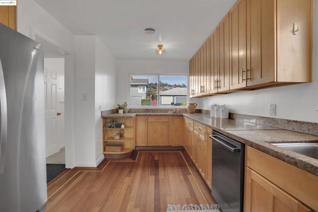 2023 Mira Vista Dr, El Cerrito CA: https://media.crmls.org/mediaz/436a1497-b550-49fc-81c6-7939afb6c364.jpg