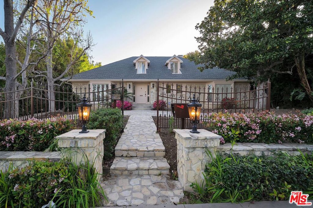713 FOOTHILL Road — Traditional
