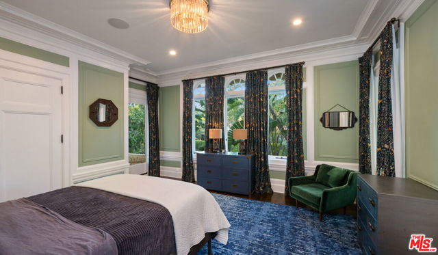 601 S Windsor Boulevard, Los Angeles CA: https://media.crmls.org/mediaz/436ccda5-6efa-49a2-aee1-02e6fae51550.jpg