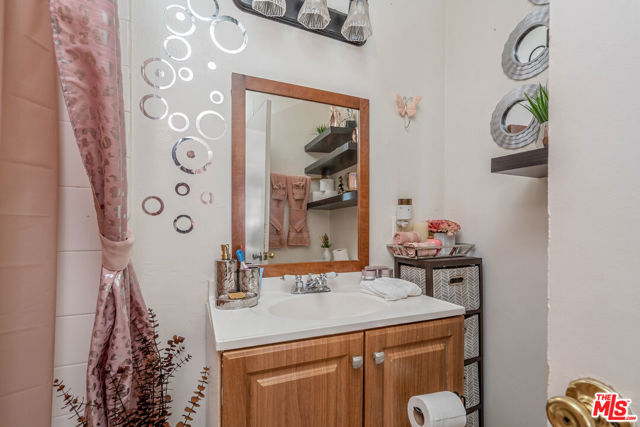 7442 Vineland Avenue, Sun Valley CA: https://media.crmls.org/mediaz/436e38dd-e4f0-4cd9-9708-ca944a86c777.jpg