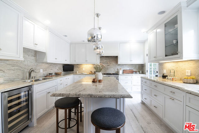 338 S Highland Avenue, Los Angeles CA: https://media.crmls.org/mediaz/436e3fe8-3674-40df-8334-be319b97f6a7.jpg