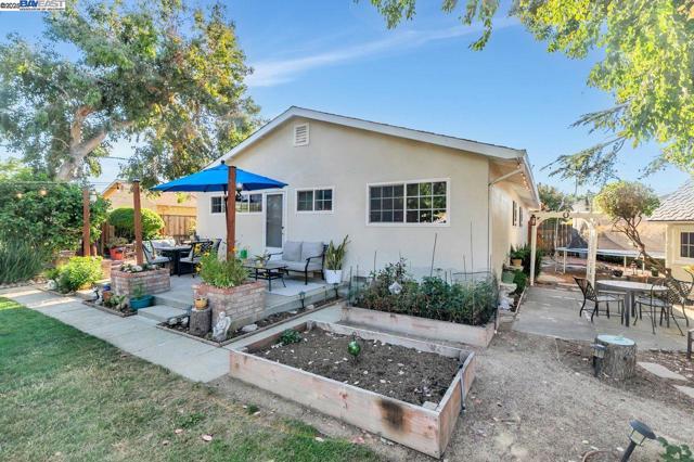 4533 Santa Cruz Ct, Fremont CA: https://media.crmls.org/mediaz/4370b5eb-5fa9-4e0a-bf76-21cb7e35cc17.jpg