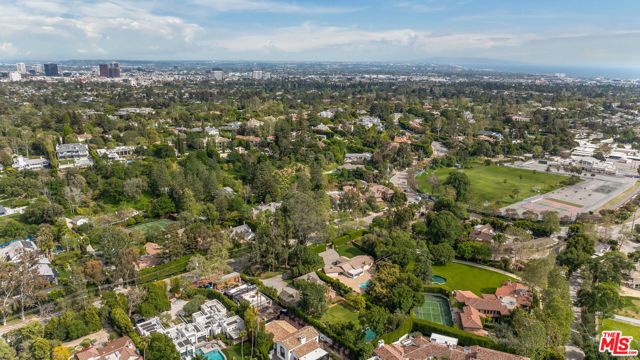 1639 Mandeville Canyon Road, Los Angeles CA: https://media.crmls.org/mediaz/43716d41-9257-495b-8a23-4313fbe3d358.jpg