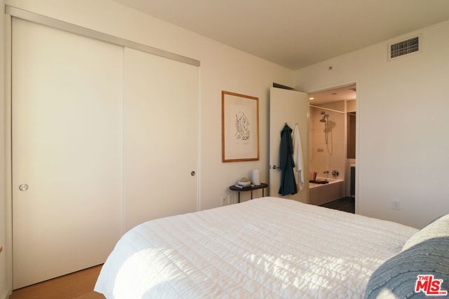 889 Francisco Street, Los Angeles CA: https://media.crmls.org/mediaz/43718445-5907-4b93-abf0-1b05dbc5fe0b.jpg