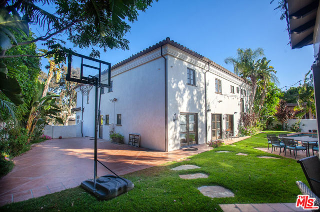 3501 Caribeth Drive, Encino CA: https://media.crmls.org/mediaz/437230f2-3532-4d50-be4e-e6fa391849a6.jpg