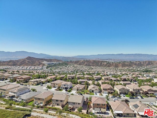 19317 Bension Drive, Santa Clarita CA: https://media.crmls.org/mediaz/43725cfc-e693-4f47-830f-4e73fe17109b.jpg