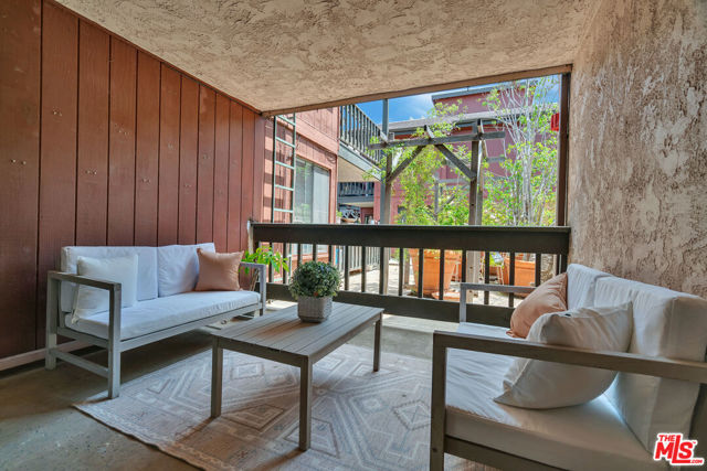 4939 Maytime Lane, Culver City CA: https://media.crmls.org/mediaz/4373550c-1542-4938-bf40-acec55f85972.jpg
