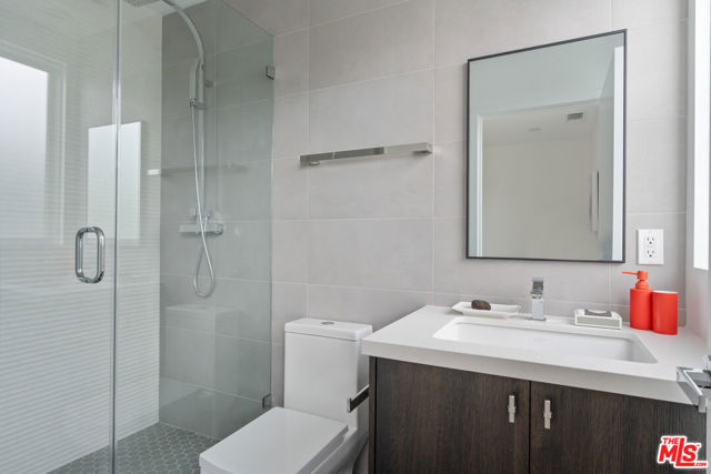 2514 Berkeley Avenue, Los Angeles CA: https://media.crmls.org/mediaz/43748aaa-0c61-4d94-9edd-765018fce31b.jpg