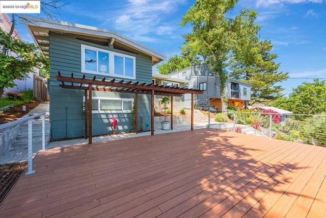 6815 Paso Robles Dr, Oakland CA: https://media.crmls.org/mediaz/4374a690-d611-4c1f-9c10-4ad63375b3a7.jpg