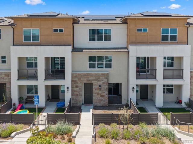792 Vada St, Chula Vista CA: https://media.crmls.org/mediaz/4375a50d-2e3c-443d-9783-439e40b52be2.jpg