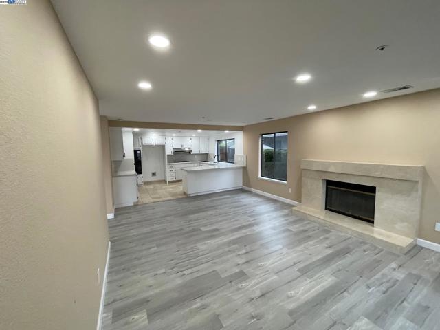 706 Widgeon St, Foster City CA: https://media.crmls.org/mediaz/4375e657-d8e4-4f02-be73-611a7a749849.jpg