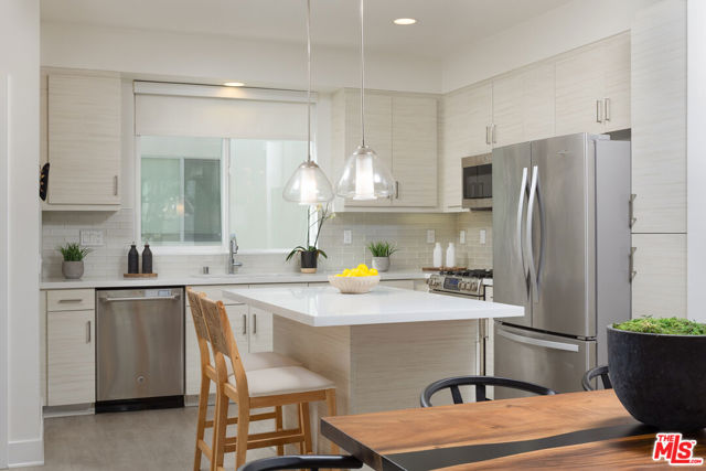 6067 W Studio Court, Los Angeles CA: https://media.crmls.org/mediaz/4375fb59-e599-499a-bdcc-5e3ceccb5844.jpg