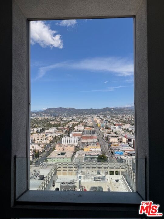 https://media.crmls.org/mediaz/437639d4-3d7a-4e6c-92a6-ebdf82658823.jpg?preset=X-Large