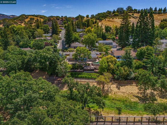 34 Willowview Ct, Danville CA: https://media.crmls.org/mediaz/4376972a-8e02-40a7-b183-242a9e676a3f.jpg