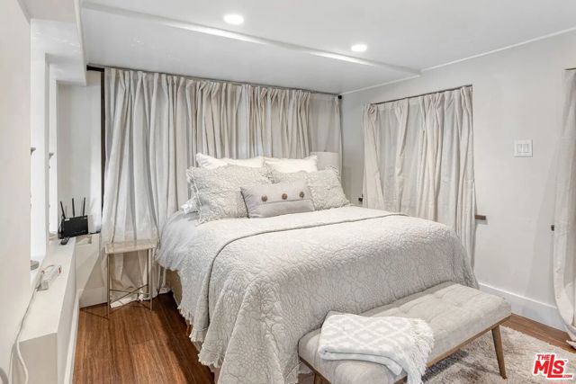 3625 Serra Road, Malibu CA: https://media.crmls.org/mediaz/43777696-63b5-41ce-81ed-681e44506e7e.jpg