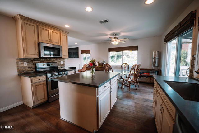 Detail Gallery Image 2 of 20 For 945 Albany Ave, Ventura,  CA 93004 - 2 Beds | 2 Baths