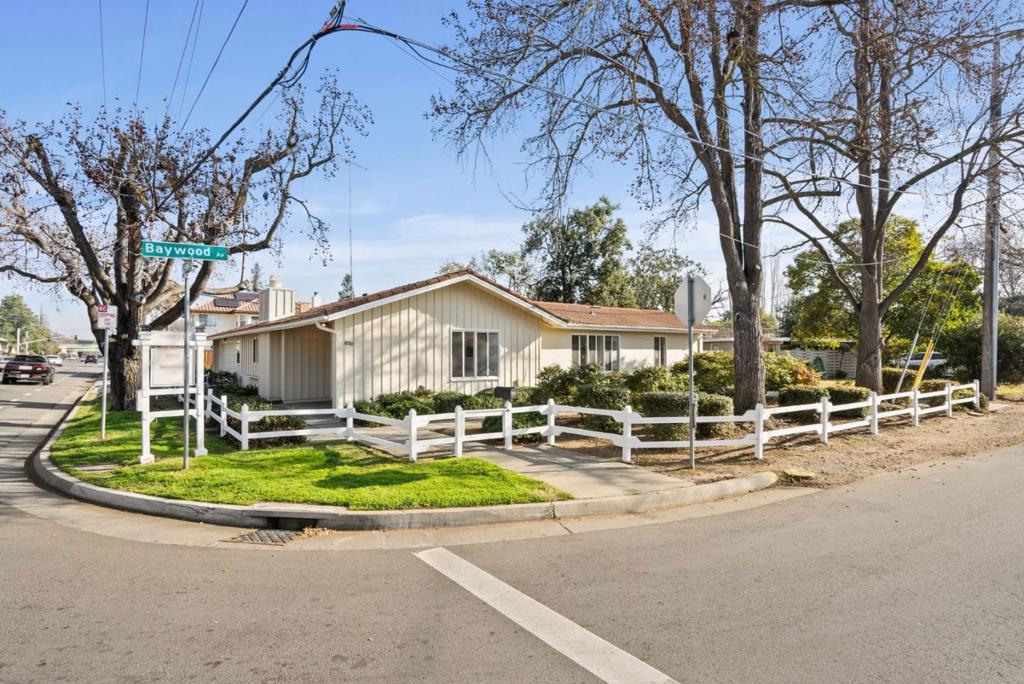 600 S Baywood Avenue