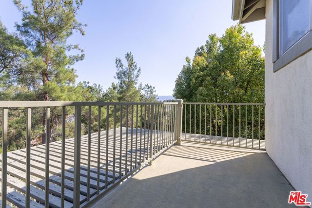 27350 Landon Place, Valencia CA: https://media.crmls.org/mediaz/4379816a-dfac-4e73-b9ac-f6d38dbd4c9b.jpg