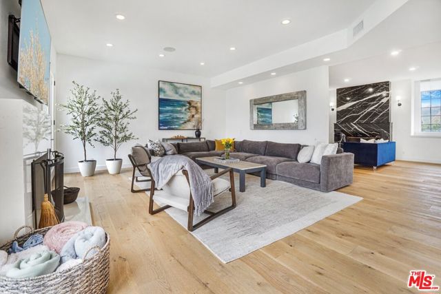3485 Ridgeford Drive, Westlake Village CA: https://media.crmls.org/mediaz/4379c921-e0ef-44b8-bdc6-2ab66dfd2704.jpg