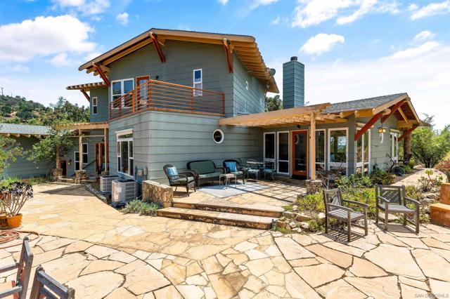 6132 Rainbow Heights Rd, Fallbrook CA: https://media.crmls.org/mediaz/437a0758-5f0f-4daa-b200-fa0fb41fef4d.jpg