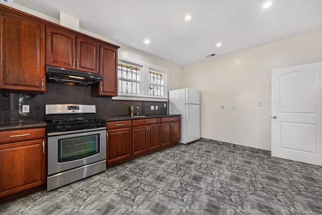 931 E 23Rd St, Oakland CA: https://media.crmls.org/mediaz/437a5270-ba9b-464d-a305-7e0335d98225.jpg