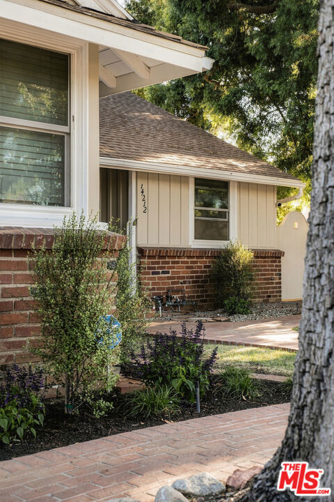 14212 Leadwell Street photo 3
