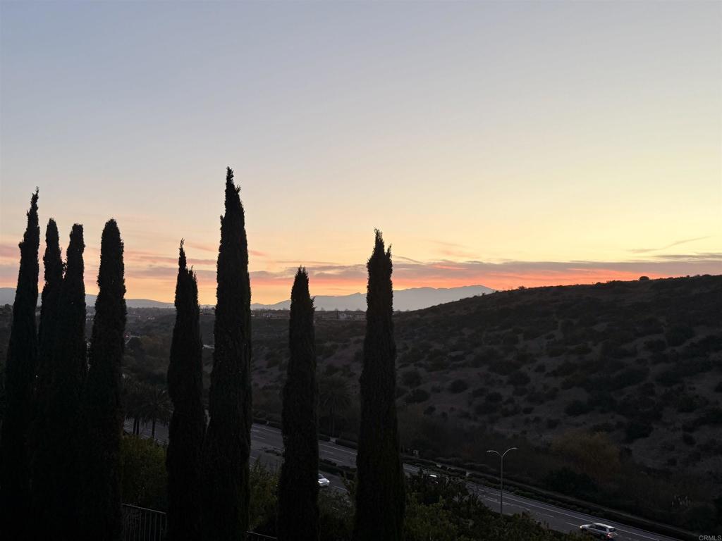 https://media.crmls.org/mediaz/437ac596-609b-42bf-94b8-e4d1c4f63cf8.jpg?preset=X-Large