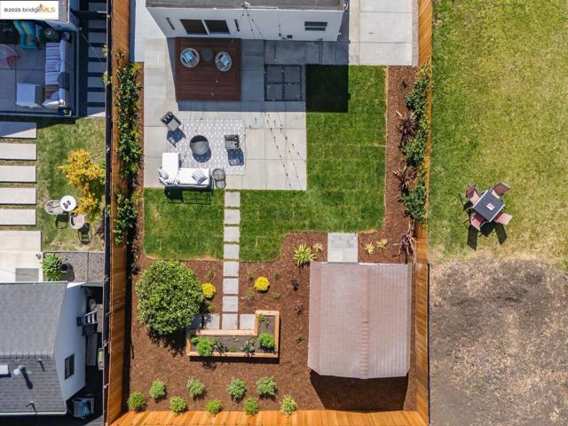 1415 10Th St, Berkeley CA: https://media.crmls.org/mediaz/437acb12-4dfa-4b52-b392-9c79b19684c9.jpg