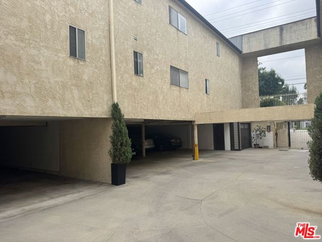 13021 Moorpark Street, Studio City CA: https://media.crmls.org/mediaz/437b449f-c1bf-4608-825a-6d92c7b10d97.jpg