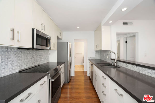 10240 Camarillo Street, Toluca Lake CA: https://media.crmls.org/mediaz/437b61b6-60b2-42d6-b780-33ba4fe61372.jpg