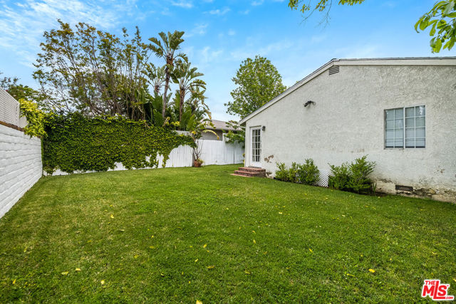 10355 Camarillo Street, Toluca Lake CA: https://media.crmls.org/mediaz/437c377a-4438-49b0-9e85-ecd784b161ea.jpg